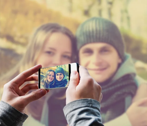 Hombre tomando una foto de pareja feliz — Foto de Stock