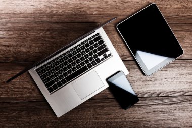 Laptop ile telefon ve tablet