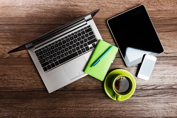 Schreibtisch mit Laptop — Stockfoto