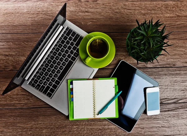 Schreibtisch mit Laptop — Stockfoto