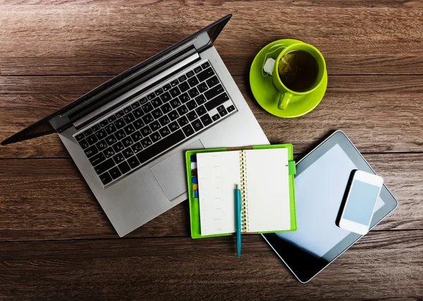 Schreibtisch mit Laptop — Stockfoto