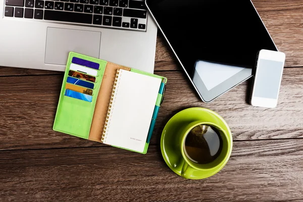 Kontorsbord med laptop — Stockfoto