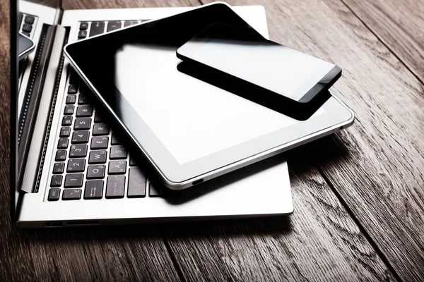 Laptop mit Telefon und Tablet — Stockfoto