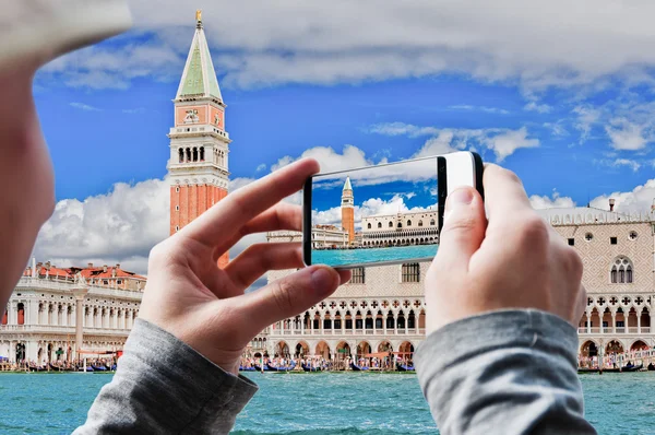 Турист фотографирует Венецию — стоковое фото