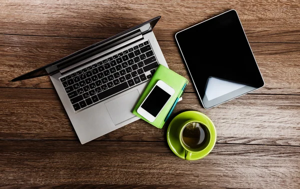 Schreibtisch mit Laptop — Stockfoto