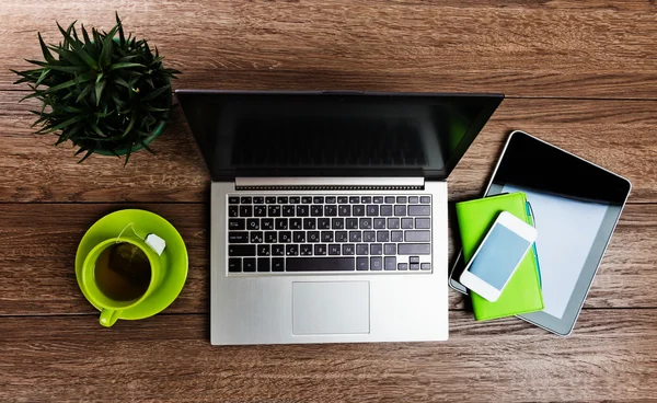 Schreibtisch mit Laptop — Stockfoto