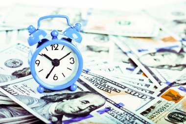 Çalar saat ve Doları banknot.