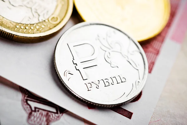 Euro und Rubel auf Euro-Banknoten — Stockfoto