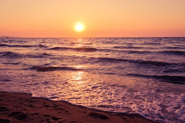 Bela paisagem marinha ao pôr do sol — Fotografia de Stock