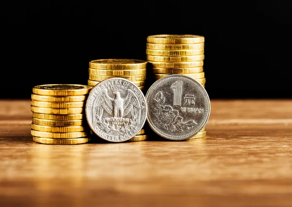 En Yuan og en kvart dollar mynter – stockfoto