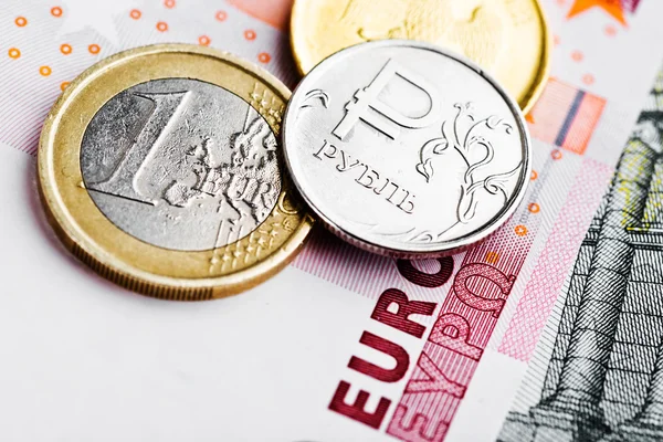 Euro and ruble coins on euro banknotes — Stock Photo, Image