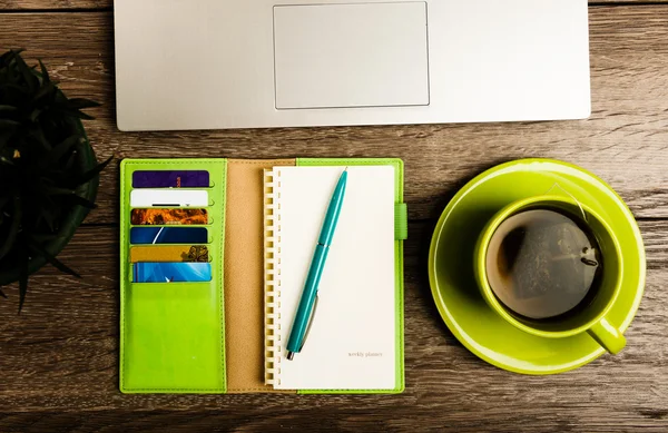 Офісний стіл з ноутбуком, планувальником, ручкою — стокове фото