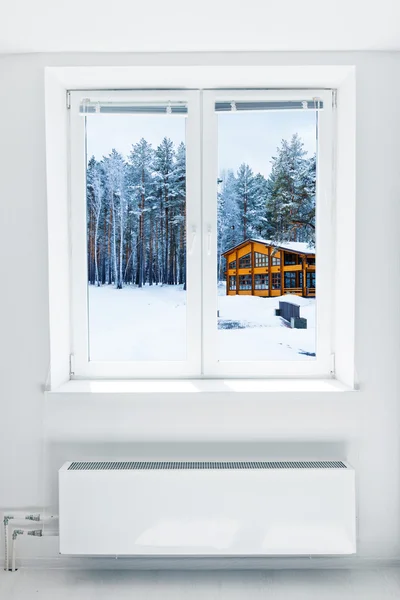 Haus im Winter aus dem Fenster gesehen — Stockfoto