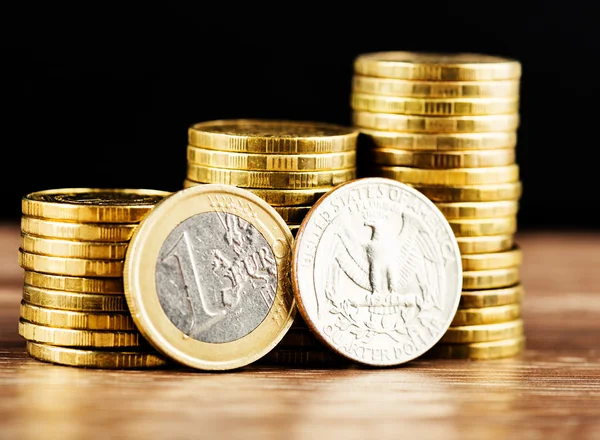Ευρώ και μας τέταρτο Δολάριο νομίσματα — Φωτογραφία Αρχείου