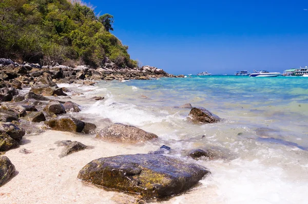 Пляж с камнями в воде — стоковое фото