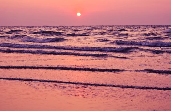 Schöne Meereslandschaft bei Sonnenuntergang — Stockfoto