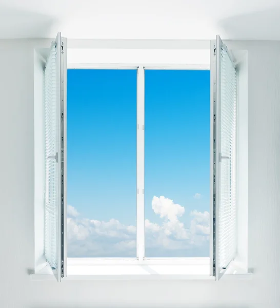 Голубое небо, видимое из окна — стоковое фото