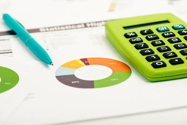 Financial papers, calculator and pen — Stock Photo, Image