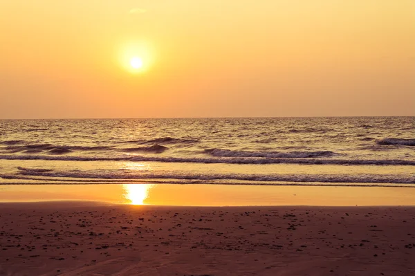Gün batımında güzel deniz manzarası — Stok fotoğraf