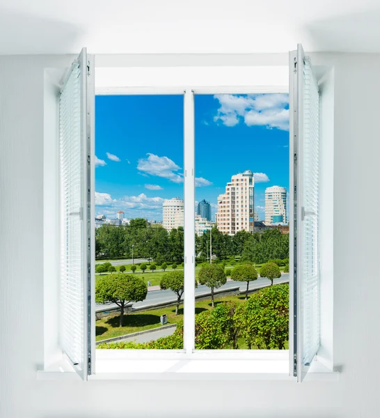 Parque de la ciudad en Ekaterimburgo a través de la ventana — Foto de Stock