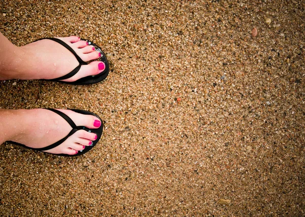 Pies femeninos en la playa —  Fotos de Stock