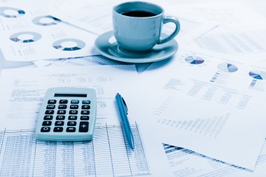 İş raporları. Kahve belgeler üzerinde.