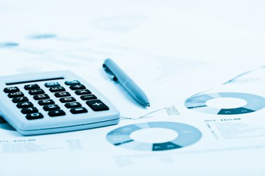 Kalem ve bir kağıt üzerinde hesap makinesi