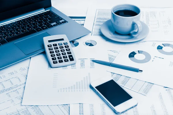 Business arbetsplatsen med finansiella rapporter — Stockfoto