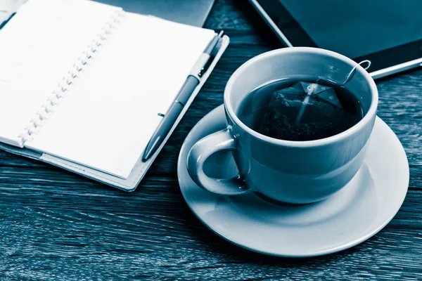 Scrivania ufficio con tazza di tè — Foto Stock