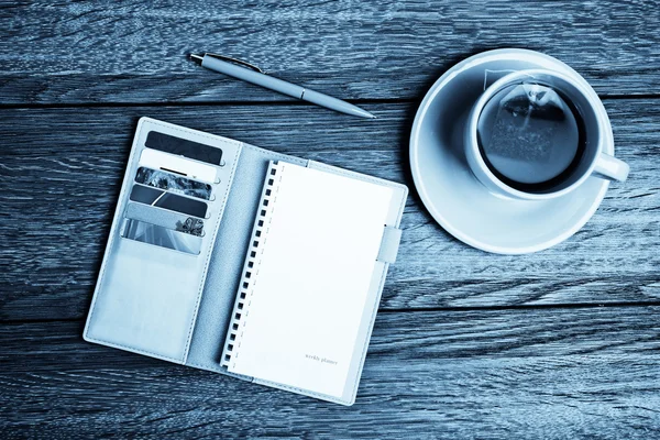 Scrivania ufficio con una tazza di caffè — Foto Stock