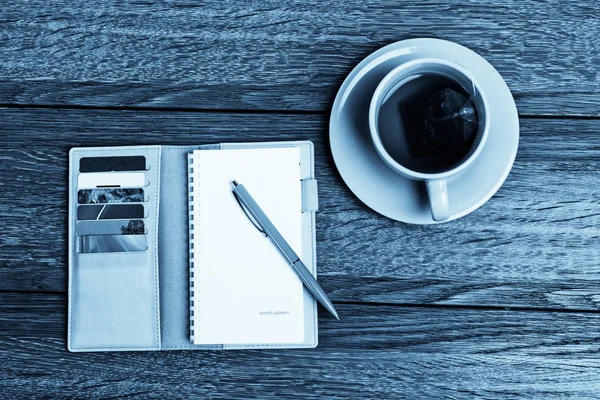 Geopende organisator op de houten tafel — Stockfoto