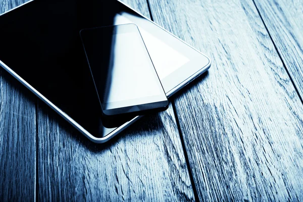 Telefono e tablet pc su scrivania in legno — Foto Stock