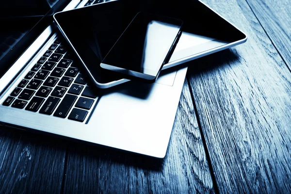 Keyboard with phone and tablet pc — Stock Photo, Image