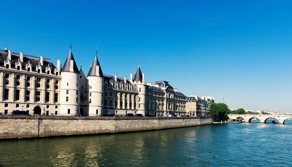 Castelo Conciergerie e ponte — Fotografia de Stock