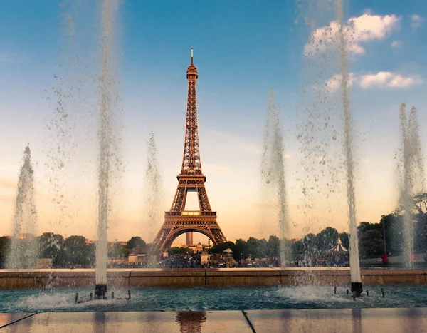 Torre Eiffel con fuentes . — Foto de Stock