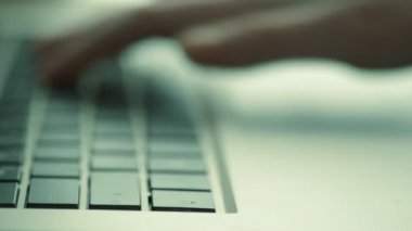 Dizüstü bilgisayar klavyesi. Tonlu mavi renkte
