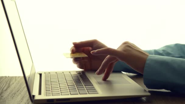 Женщина покупает с помощью кредитной карты — стоковое видео
