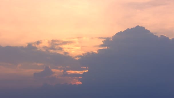 Wolken overschaduwen zon — Stockvideo