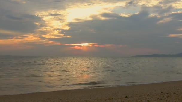 Закат над пляжем в Таиланде — стоковое видео
