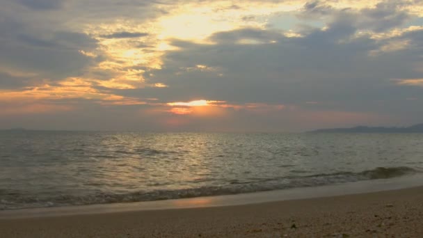 Puesta de sol sobre la playa en Tailandia — Vídeos de Stock