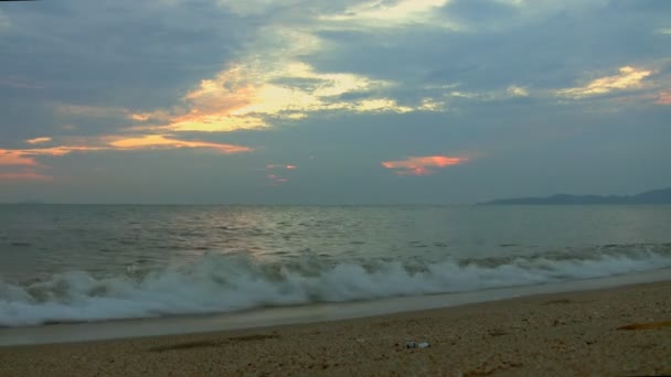 Zachód słońca nad plażą w Tajlandii — Wideo stockowe