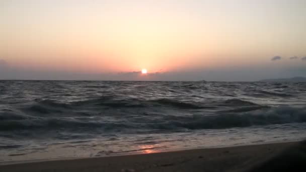 Zonsondergang over het strand in Thailand — Stockvideo