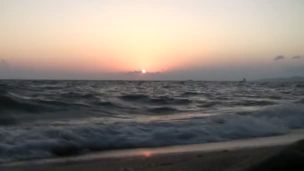 Západ slunce nad pláží v Thajsku — Stock video