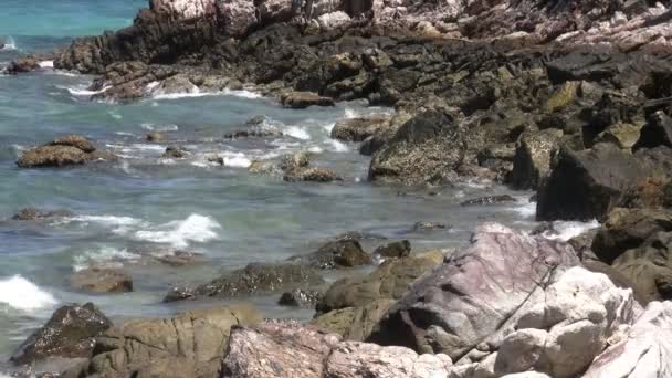 Salpicando las rocas en Tailandia — Vídeos de Stock