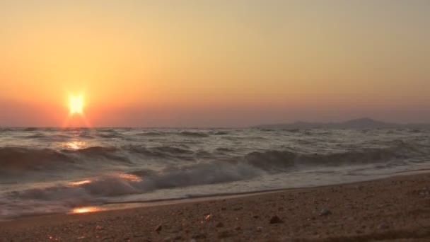 Sahilde güzel bir gün batımı — Stok video