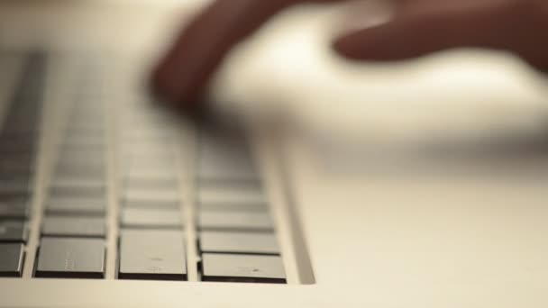 Mains de femme tapant 