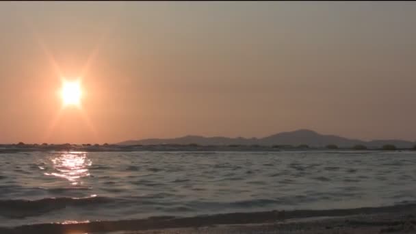 Belo pôr do sol na praia — Vídeo de Stock