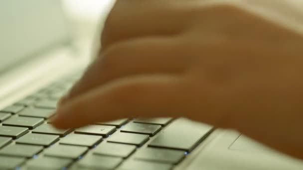 Женские руки печатают на компьютере — стоковое видео