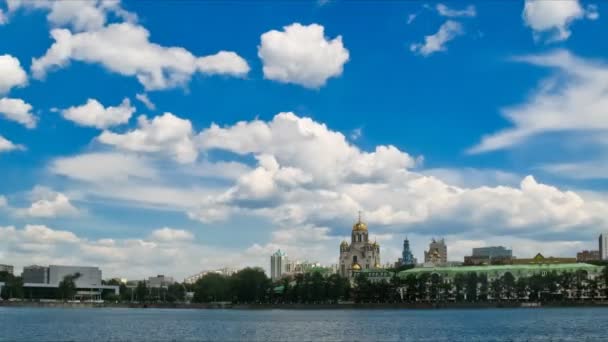 Kościół Wszystkich Świętych Rzeka Iset Jekaterynburgu Rosja — Wideo stockowe