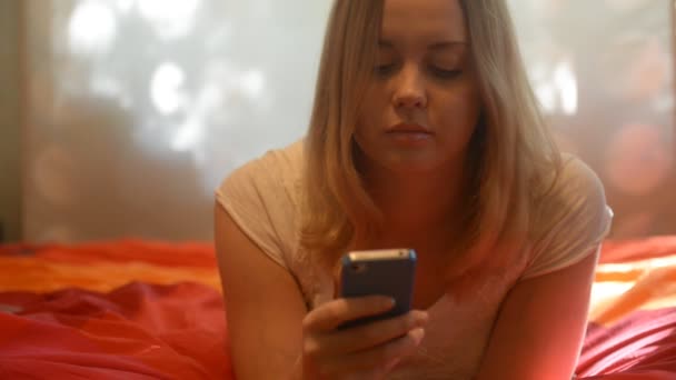 Kız bir numara arama ve telefonda konuşurken — Stok video